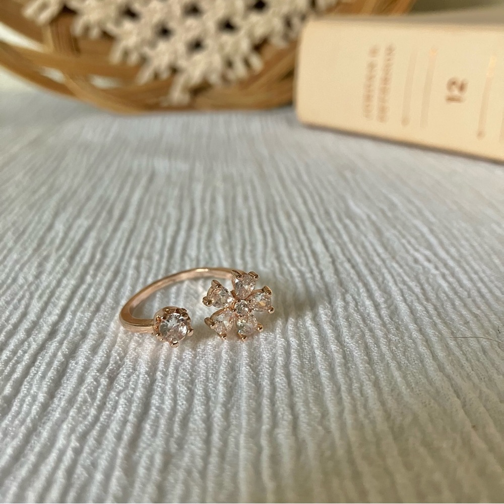 Vintage “April” Rosegold Rhinestone Floral Adjustable Ring Daisy Femme Classic - Picture 6 of 9